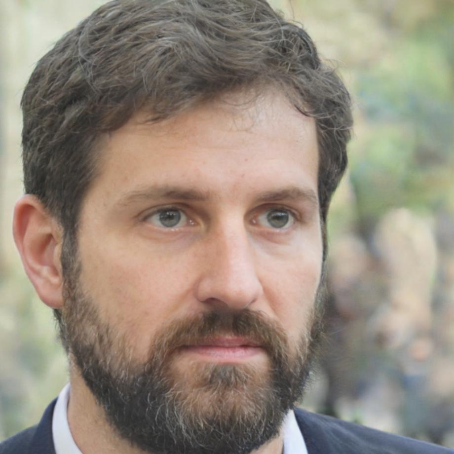 Professional financial advisor Fletcher Ravencroft discussing workshop outcomes